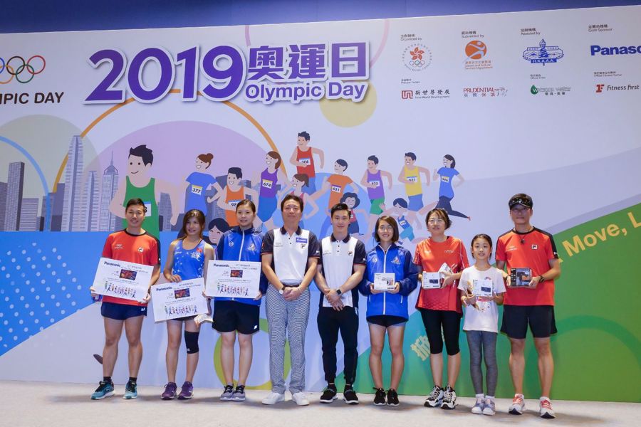 (4th from left) Mr Naohito Hoshide, Managing Director of Panasonic Life Solutions (Hong Kong) Co., Limited presented Panasonic audio visual products with total value over HK$38,000 to the top 10 participants of the Panasonic “Tic Tac Toe” final challenge.